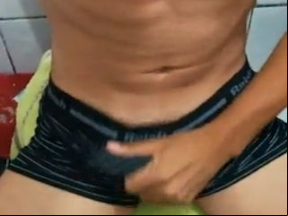 Novinho Gostoso Pelado Tocando Uma e Gozando